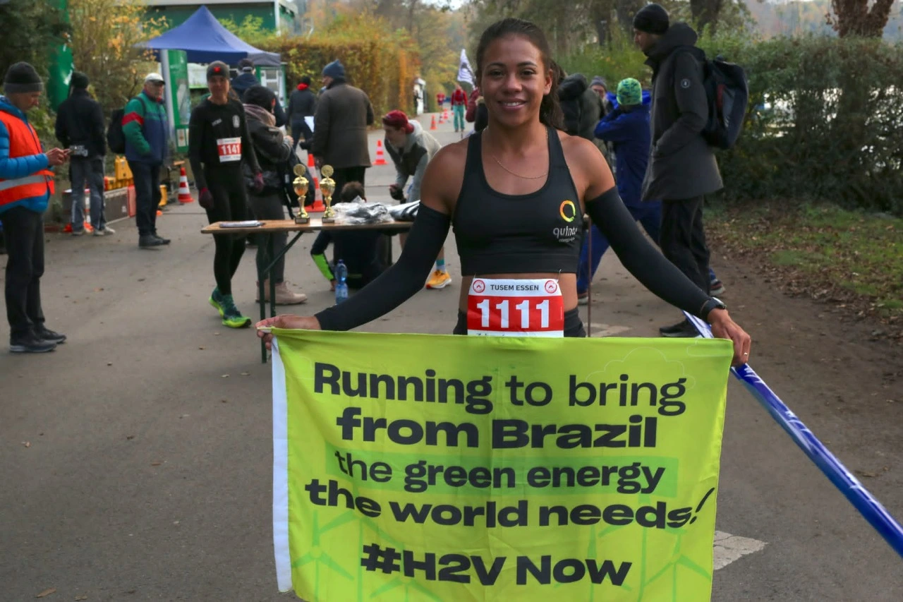 Atleta baiana vence meia maratona na Alemanha e surpreende com mensagem em defesa do hidrogênio verde