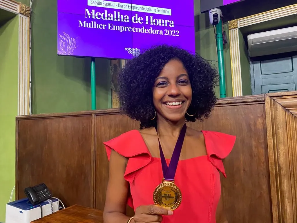 Repórter Luana Assiz é homenageada com Medalha de Honra da Mulher Empreendedora