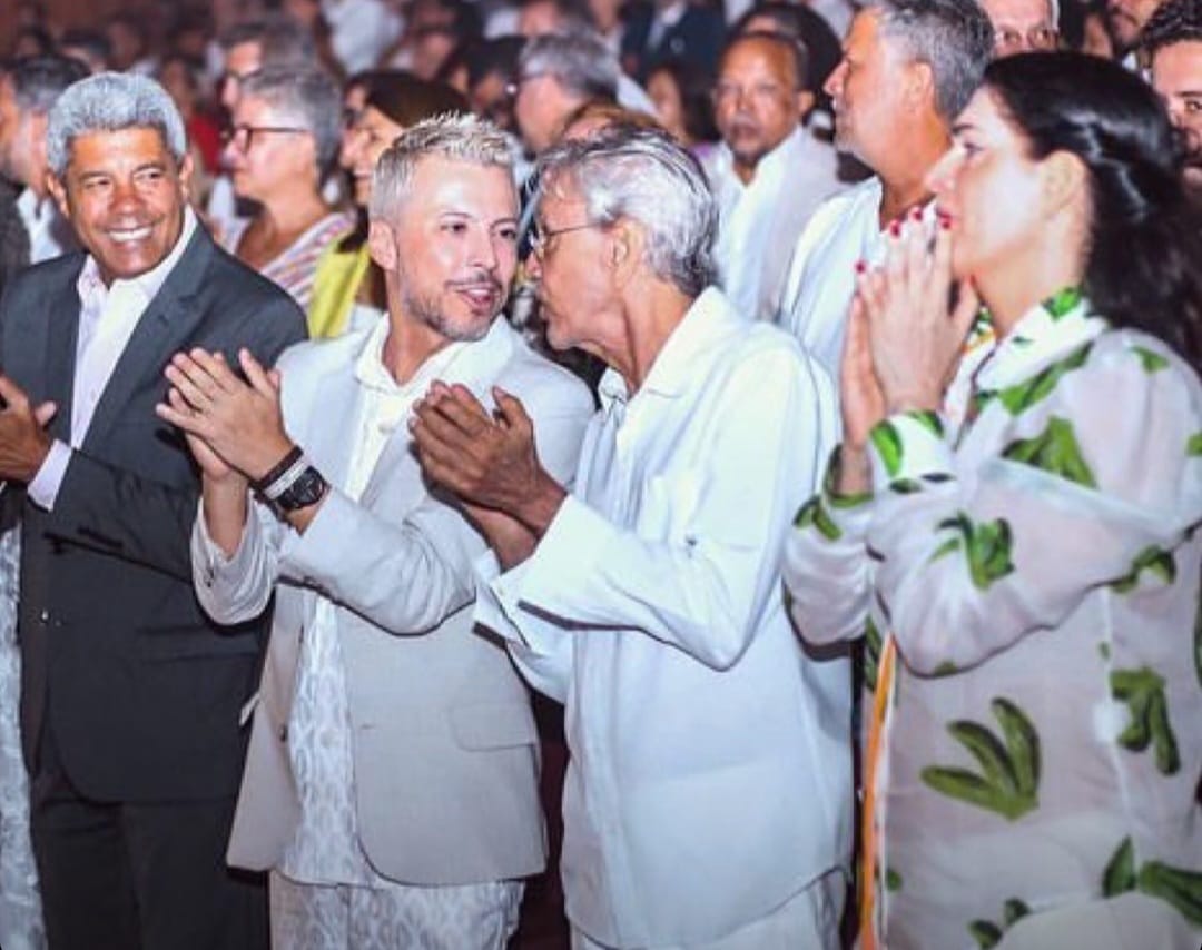 Caetano Veloso quase dá um selinho em Secretário de Cultura da Bahia durante apresentação da OSBA na Concha Acústica