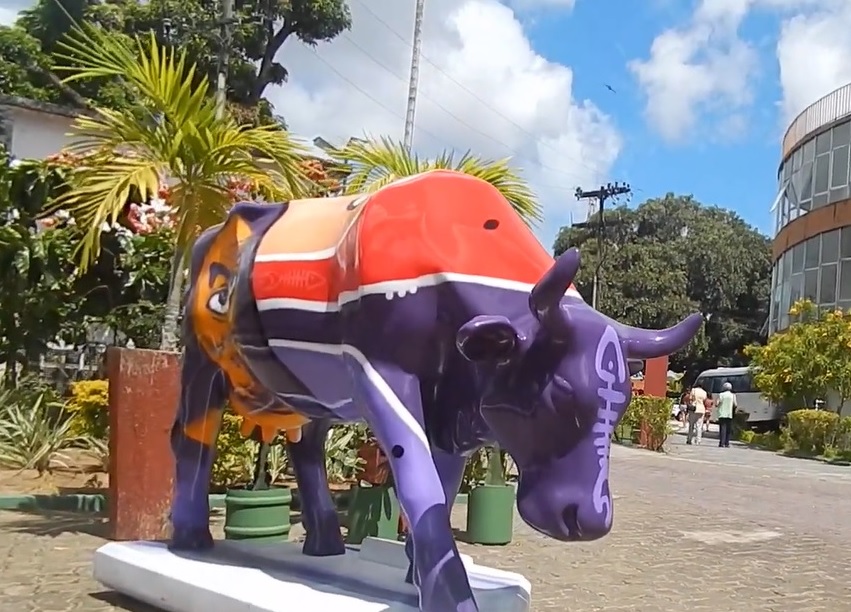 CowParade: Metrô baiano recebe escultura que homenageia a lendária Mulher de Roxo