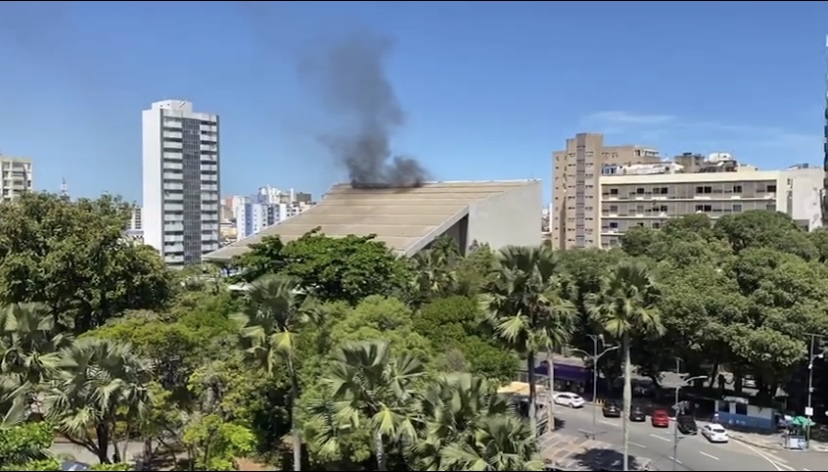 Incêndio atinge teto do TCA nesta quarta-feira