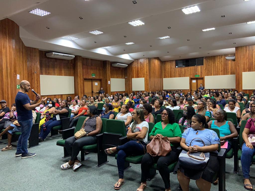 Merendeiras da rede municipal recebem treinamento sobre boas práticas da alimentação, qualidade e trabalho seguro