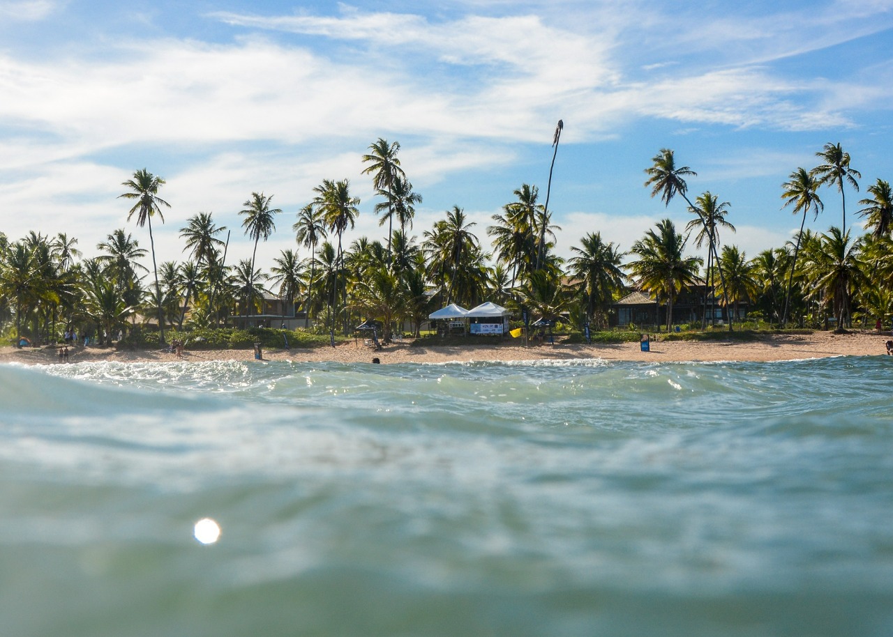 Drogaria oferece serviços de saúde no circuito baiano inédito de surf profissional, em Praia do Forte