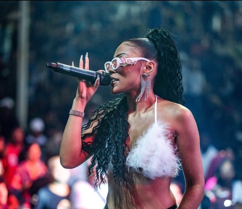 Cantora DAI se prepara para sua estreia solo na folia momesca