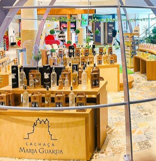 Maria Guarda: a refinada cachaça faz ações em aeroportos do Brasil