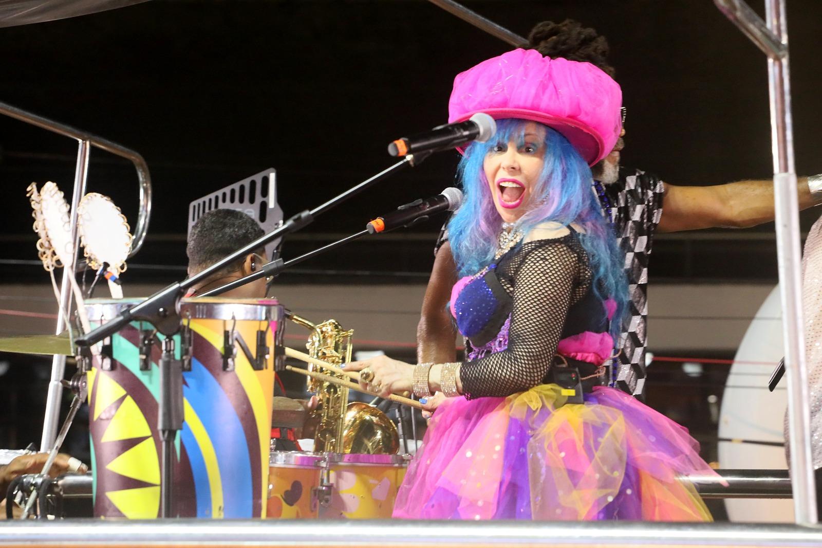 Carlinhos Brown recebeu Baby do Brasil e Pepeu Gomes durante desfile no Campo Grande, nesta segunda (21)