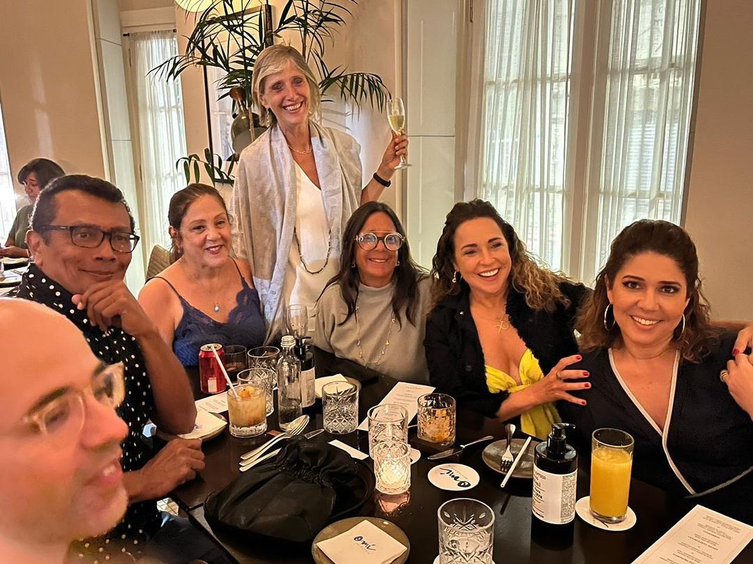 Cantora Daniela Mercury prestigia aniversário de empresária em restaurante de Salvador