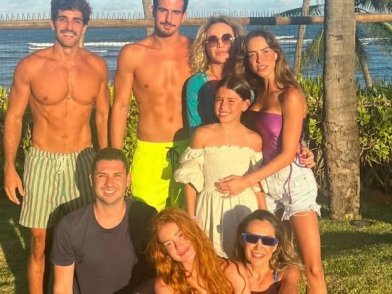 Marina Ruy Barbosa e Enzo Celulari curtem férias com amigos no Litoral Norte baiano