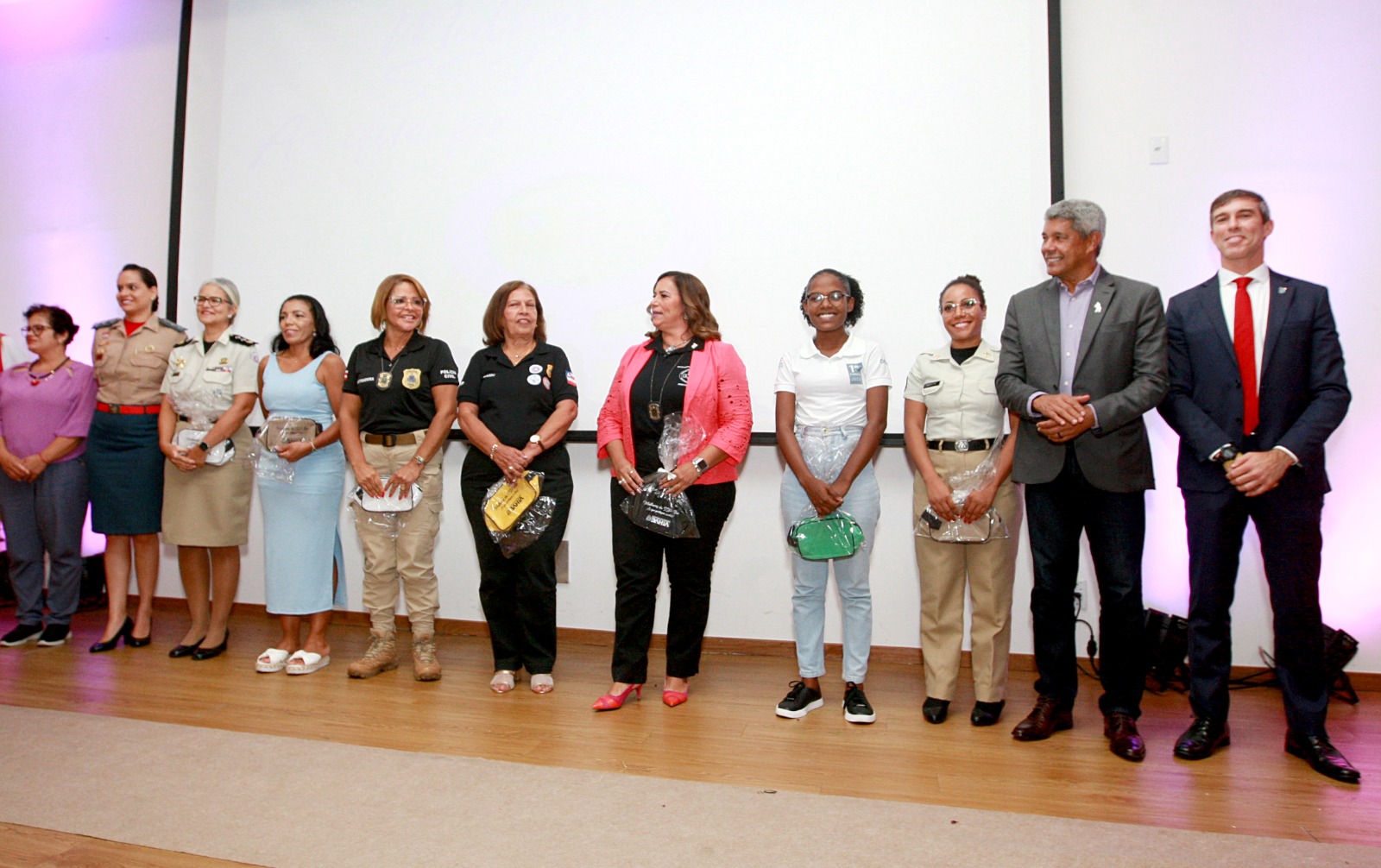 Servidoras da Secretaria da Segurança Pública recebem homenagens pelo Dia da Mulher, com a presença do governador