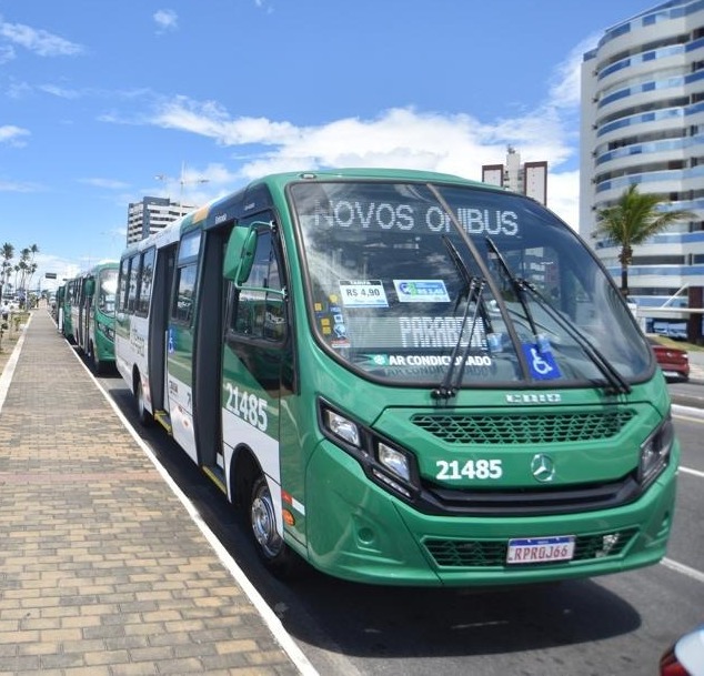 Prefeitura entrega 41 novos ônibus com ar-condicionado à cidade