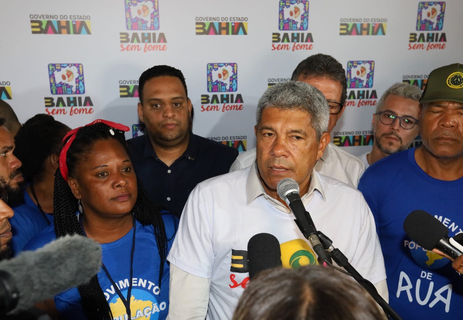 Jerônimo realiza primeira entrega de alimentos arrecadados pelo programa Bahia Sem Fome, em Salvador