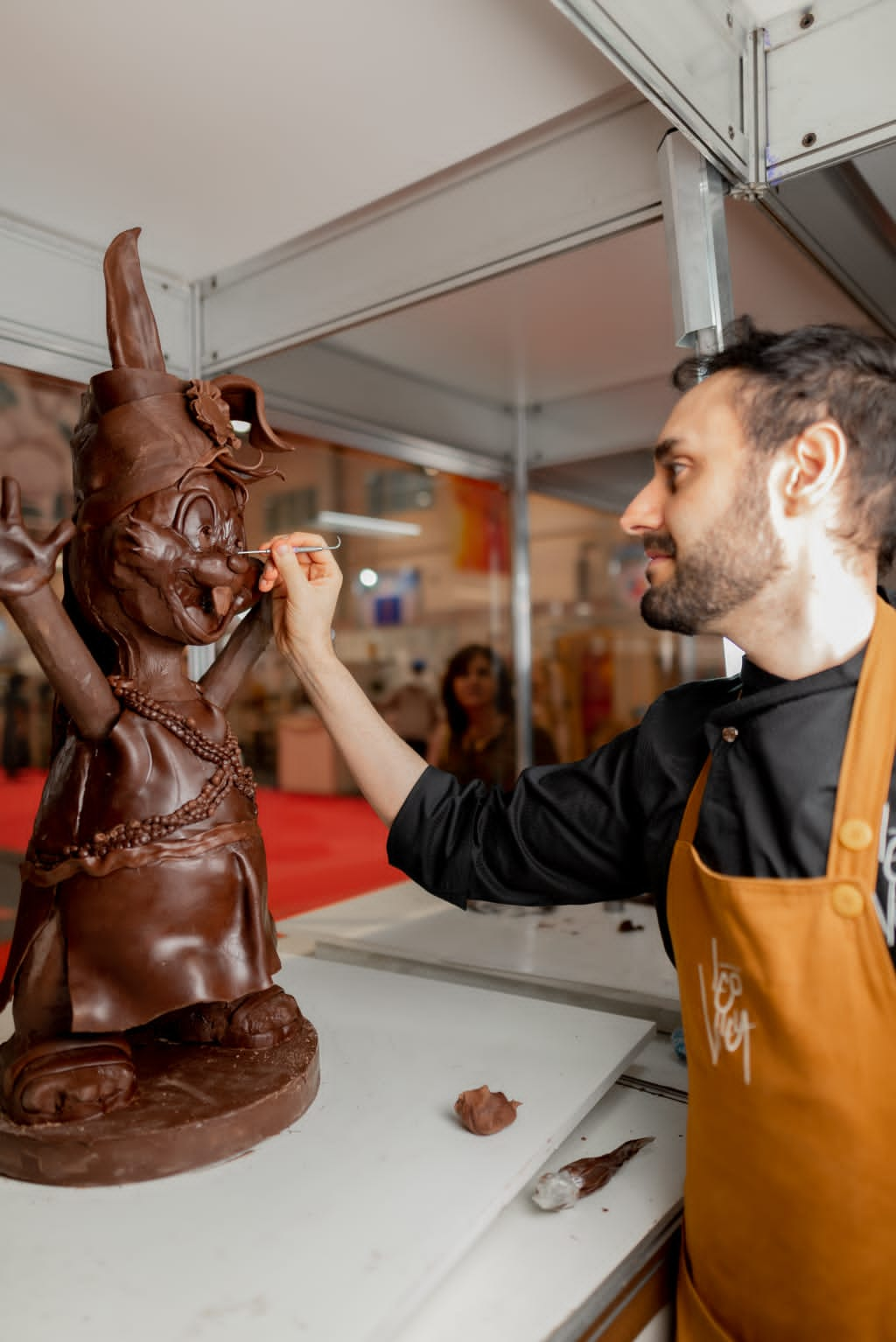 Estreante no Origem Week, chef Léo Vilela produz escultura de chocolate em homenagem aos Filhos de Gandhy