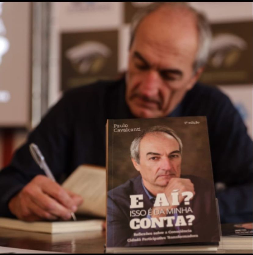 Paulo Cavalcanti lança livro em noite concorrida na Associação Comercial da Bahia