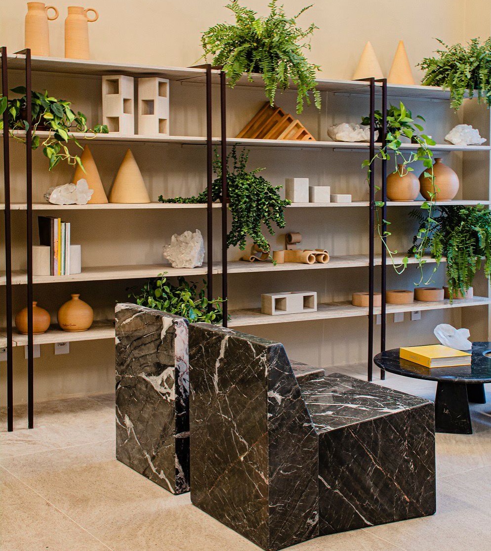 Natural Stone inaugura novo showroom na Barra com peças criadas pelo designer Luca Melik