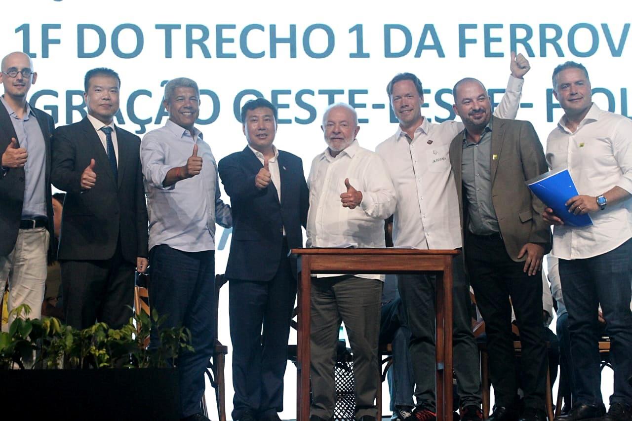 Ao lado do presidente Lula, Jerônimo acompanha início de obras de novo trecho da Ferrovia de Integração Oeste-Leste