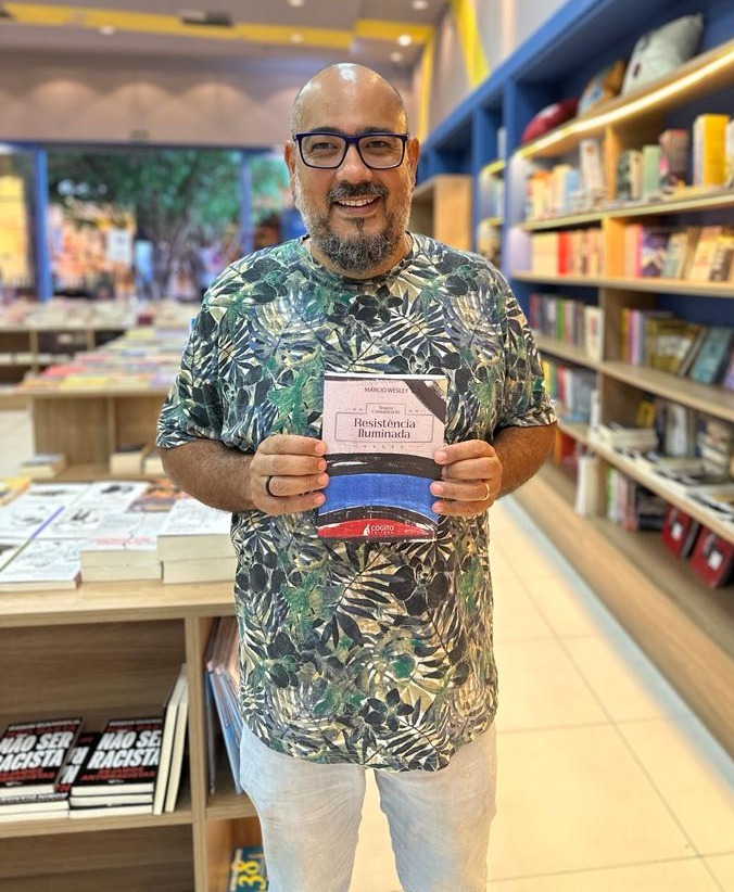 Márcio Wesley lança o livro Teatro Comunitário - Resistência Iluminada no próximo sábado, 15