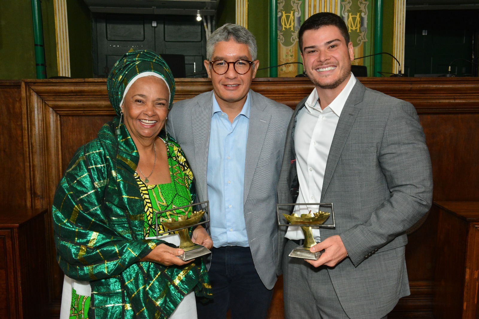 Sessão na Câmara de Salvador celebra Dia do Outdoor com homenagens a José Linhares e baianas e baianos de acarajé