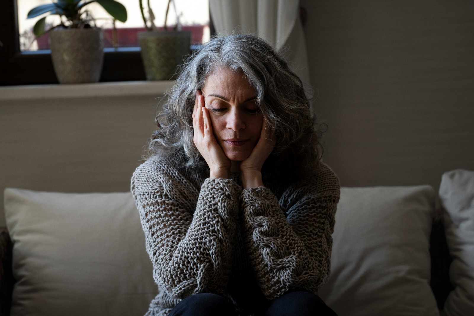 O uso de terapia hormonal pode reduzir os sintomas de depressão e ansiedade em mulheres na menopausa