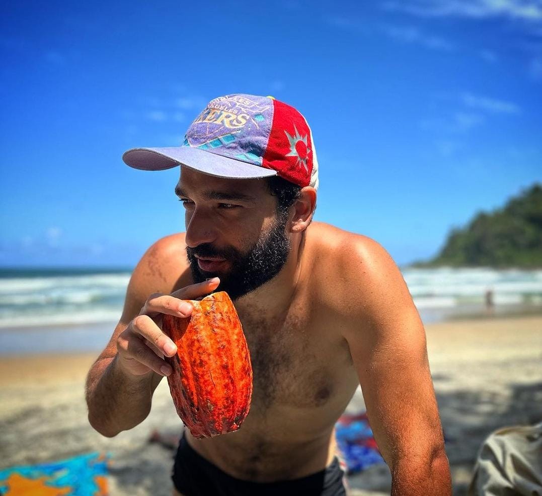 Ator Humberto Carrão curte folga com praia no Sul da Bahia