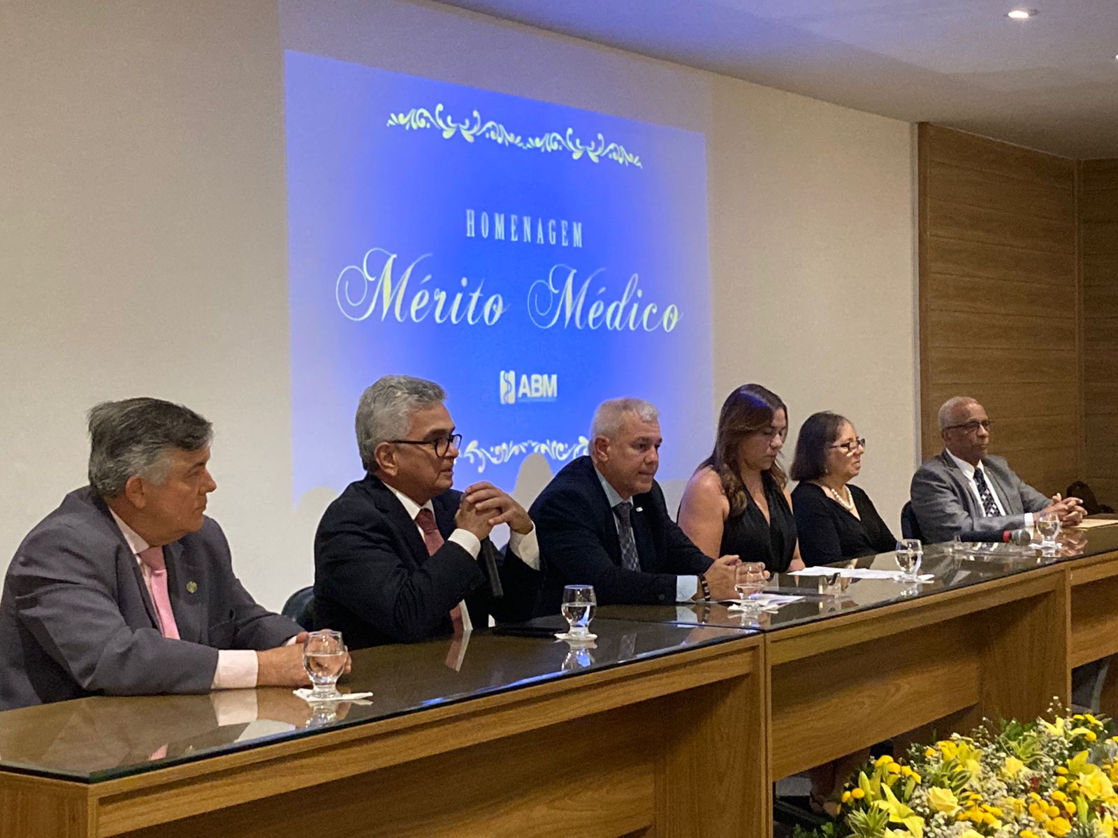 Em noite emocionante, ABM homenageia grandes nomes da medicina baiana