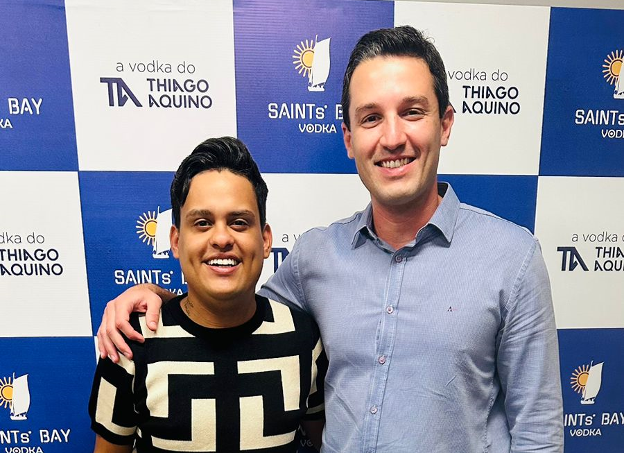 Thiago Aquino e Vodka Saint's Bay criam parceria inédita