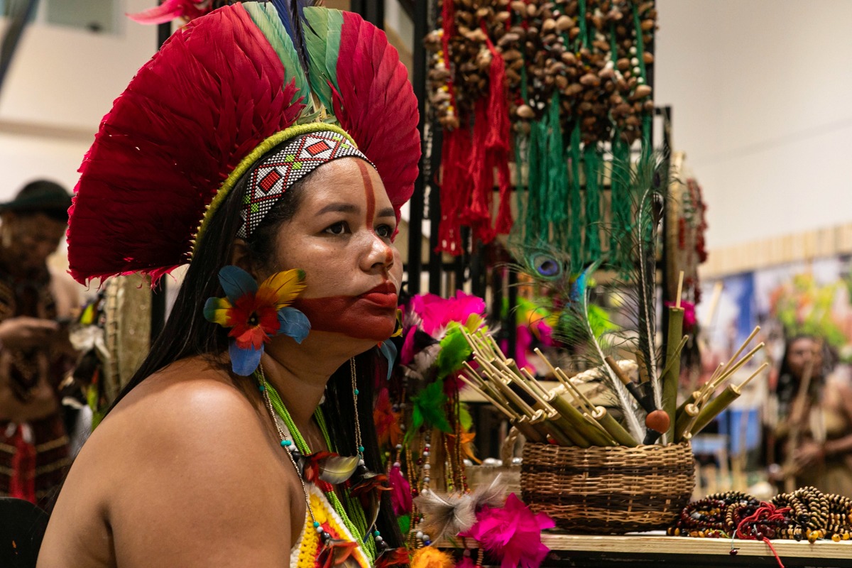 Feira artesanal do Festival Liberatum exibe representatividade indígena e negra entre produtores da Bahia.