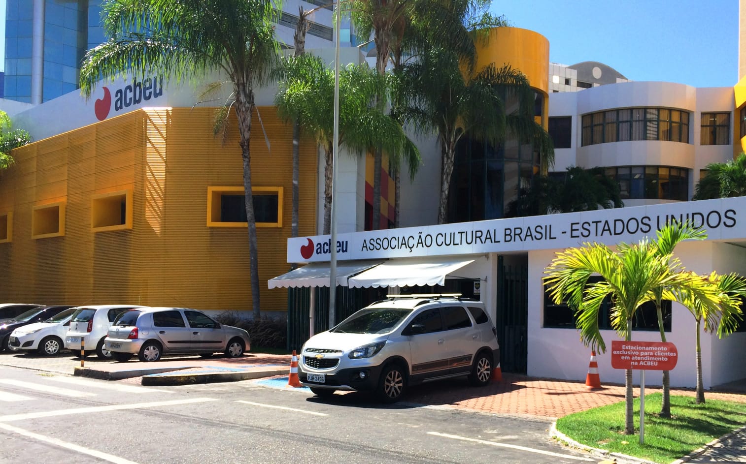 Escola de idiomas de Salvador realiza evento que discute a importância da inclusão nas diversas realidades