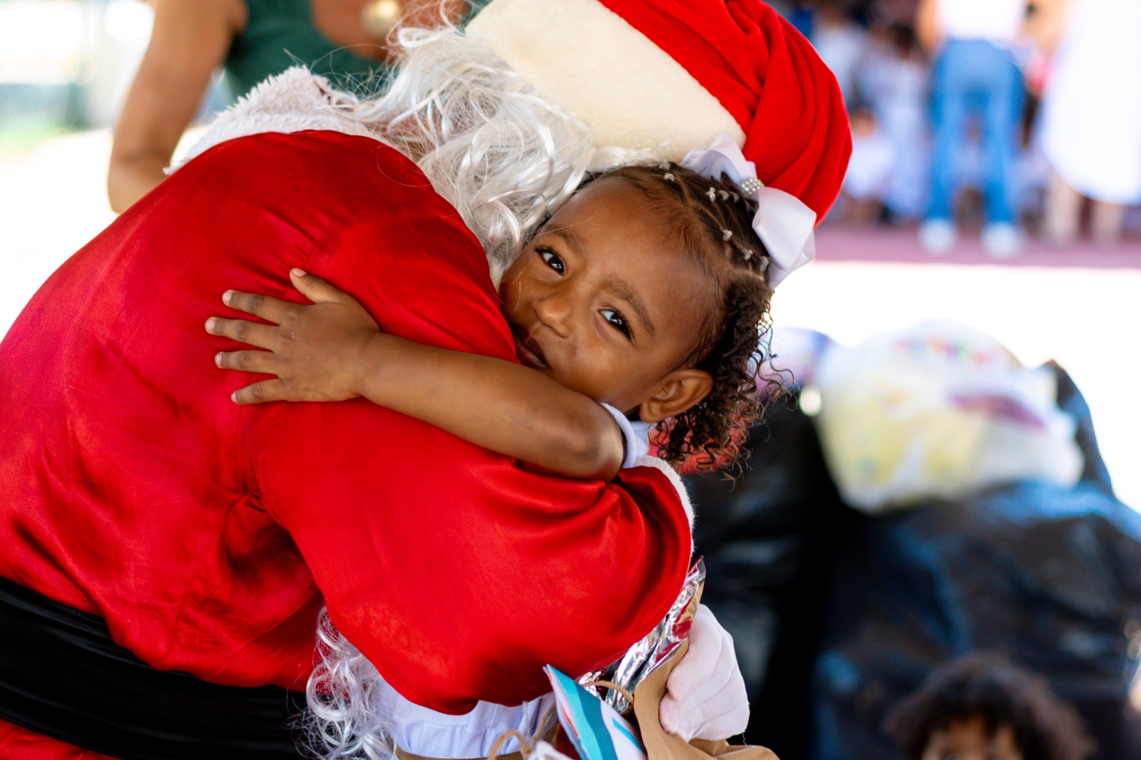 Escola de Salvador leva a magia do Natal para crianças do Lar Harmonia