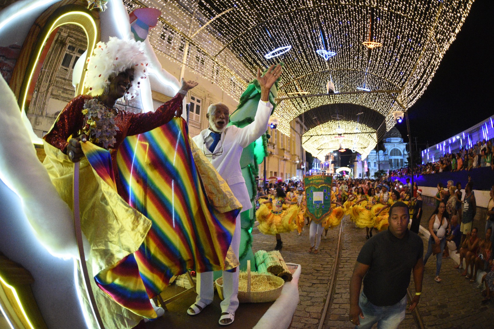 Cortejo natalino tem participação de 750 artistas no Centro Histórico