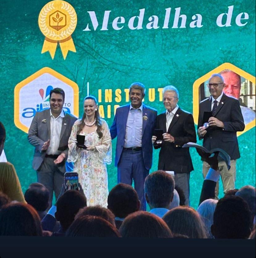 Isabela Suarez recebe Medalha do Mérito Ambiental emcomemoração aos 50 Anos do CEPRAM