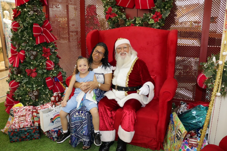 Crianças da Apae Salvador recebem presentes do Papai Noel