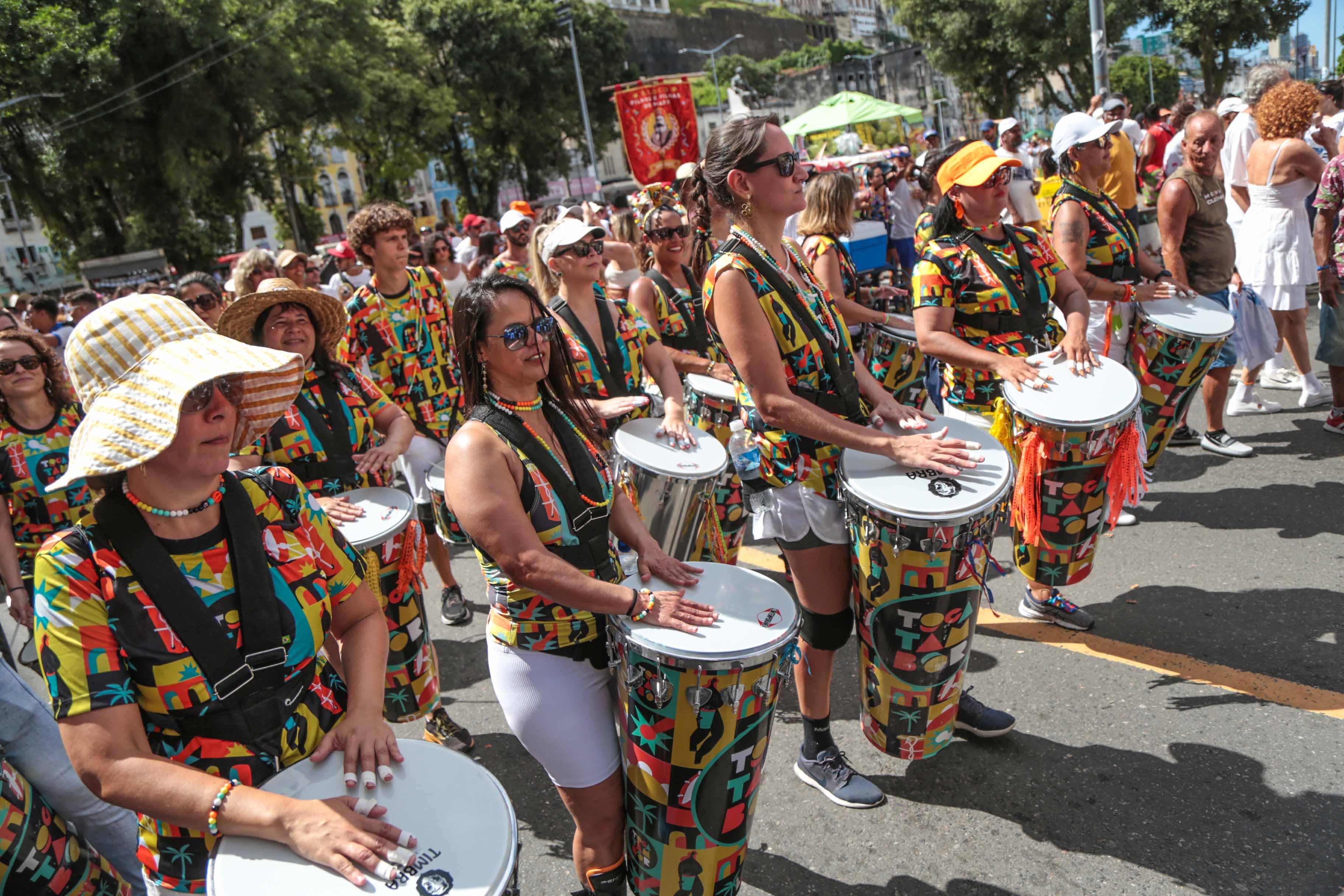 Lavagem do Bonfim reúne mais de 60 blocos que desfilam ao longo do trajeto rumo à Colina Sagrada