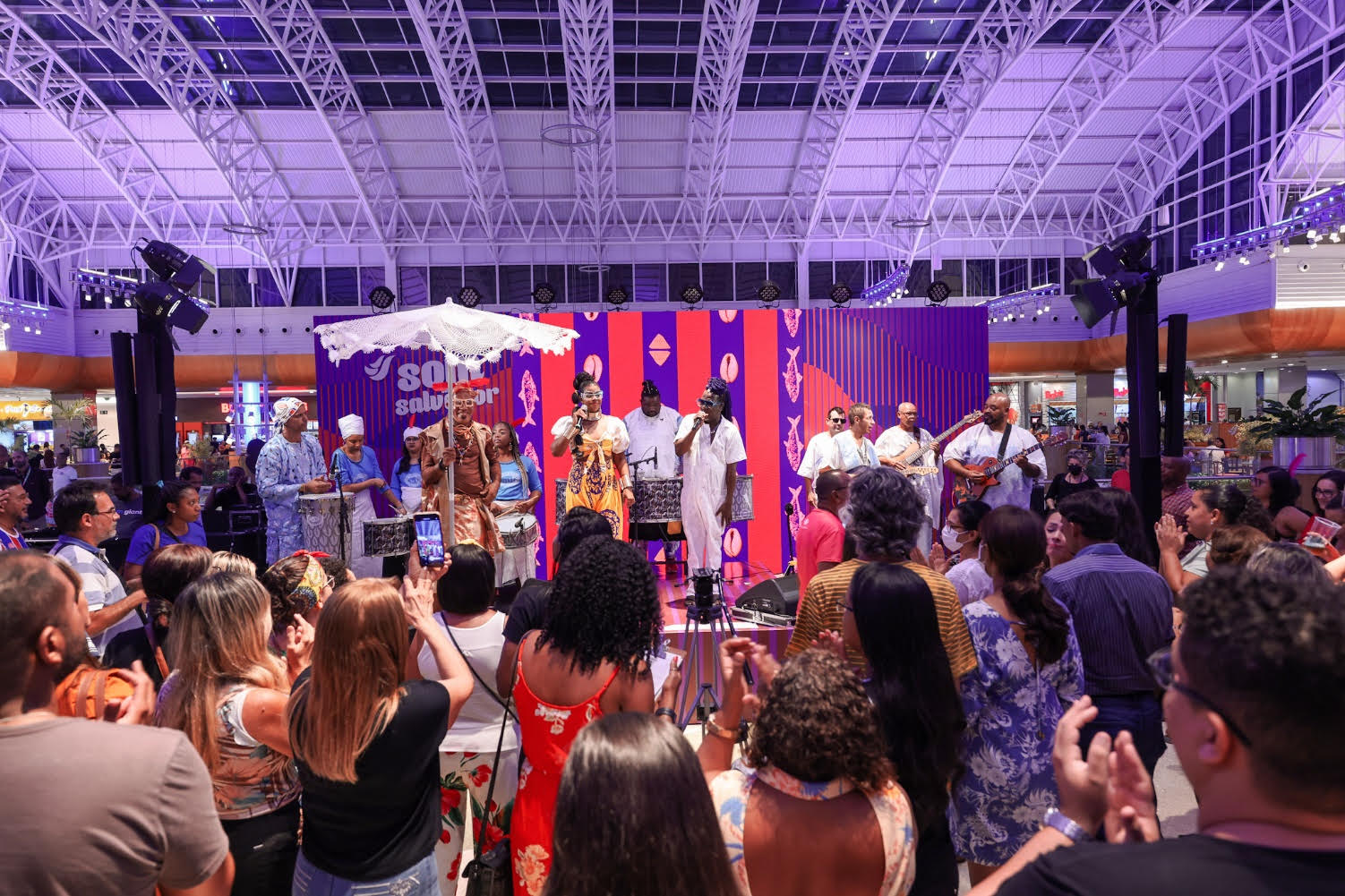 Cortejo Afro encontra Gerônimo em show gratuito em shopping de Salvador