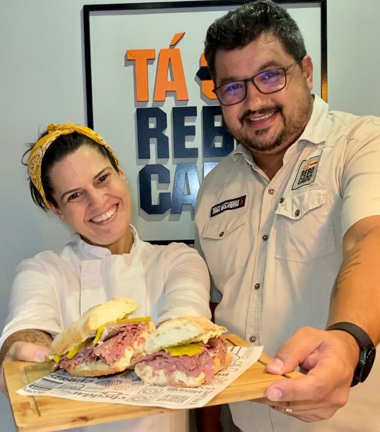 Chefs Carol Urbanetto e Thiago Mascarenhas lançam sanduíche de pastrami com carambola em collab