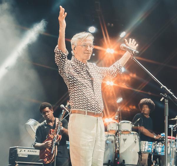 Caetano Veloso interrompe férias "radicais" e apresenta ao público baiano o show "Transa" no Festival de Verão Salvador no domingo (28)