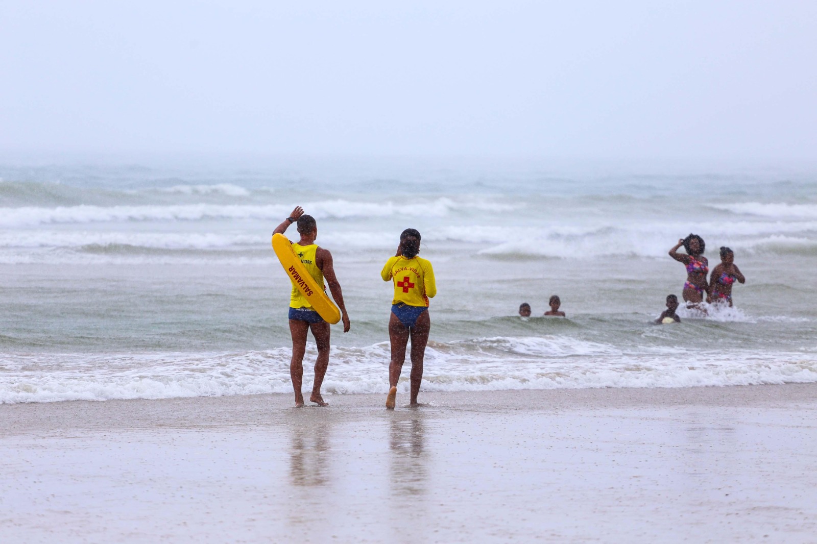 Salvamar alerta para o risco de descargas elétricas na praia durante chuvas intensas em Salvador