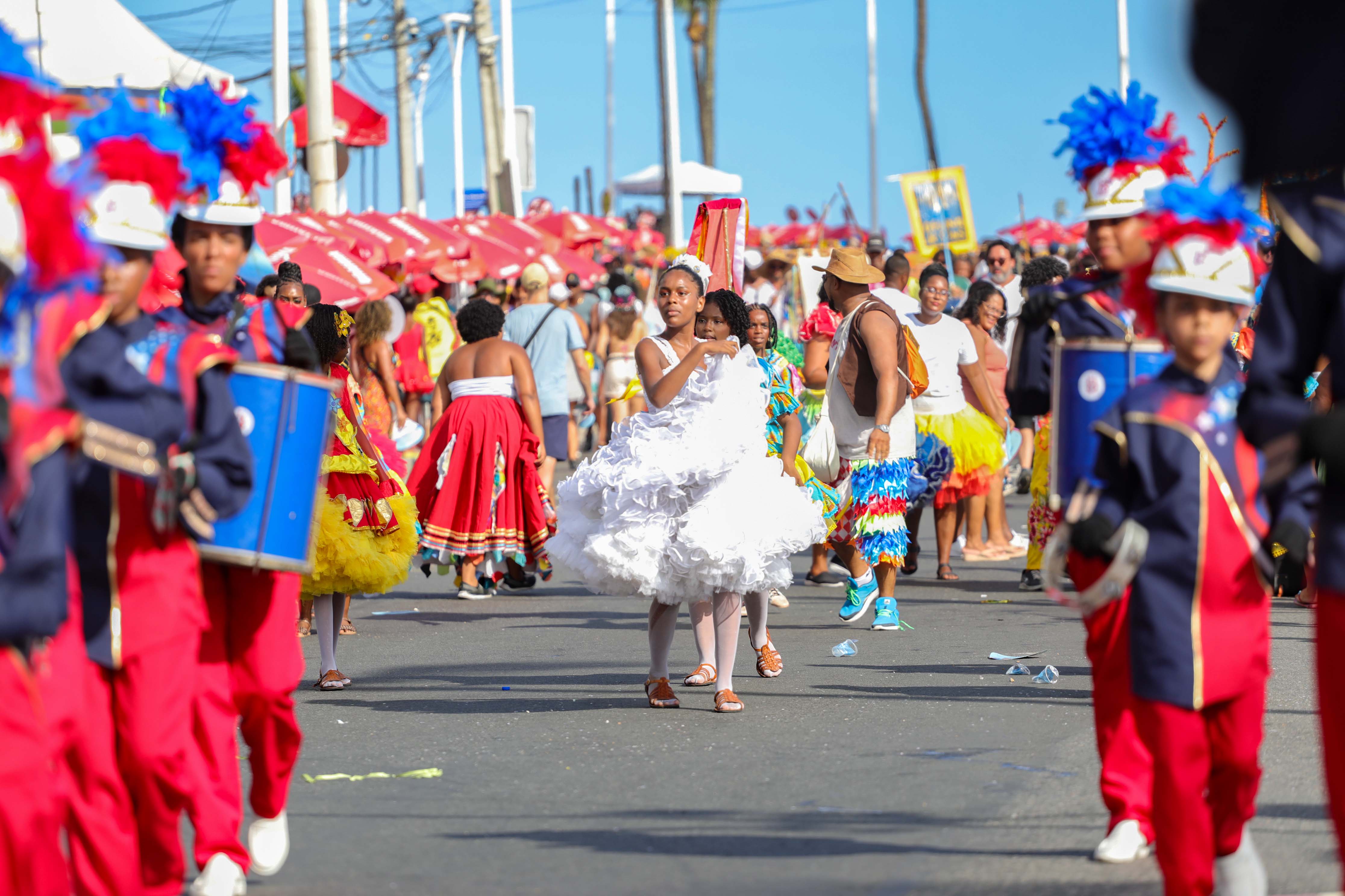 Grupos culturais, charangas e fanfarras do Fuzuê fazem a festa dos foliões na abertura do pré-Carnaval