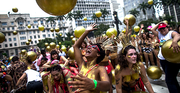 Em São Paulo, a folia tem hora para acabar