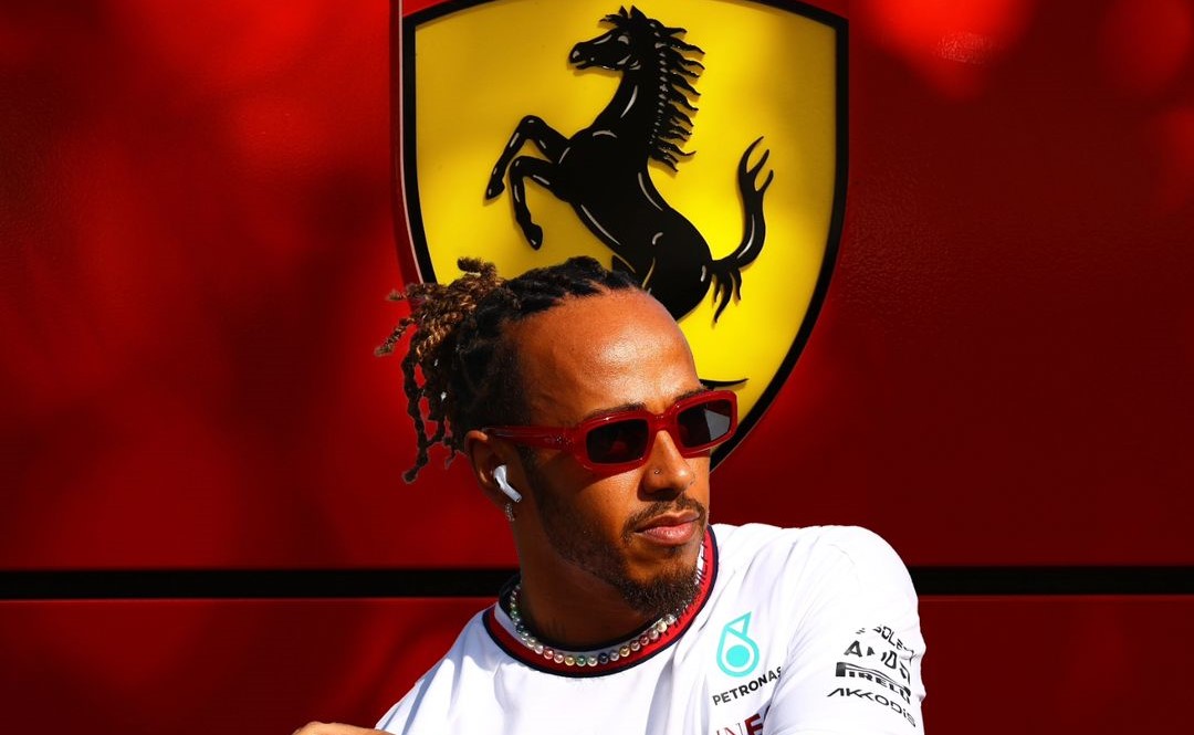 Desacordo sobre contrato foi motivo de ida de Hamilton para Ferrari, diz site