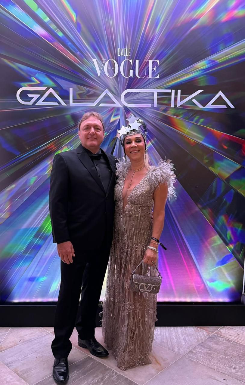 Lila Moraes curte Baile da Vogue 2024 ao lado do marido e da influencer Thaynara Og, convidada para o Carnaval de Salvador