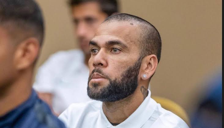 Daniel Alves é condenado a 4 anos e 6 meses por estupro na Espanha