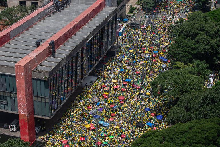 Multidão ocupa Avenida Paulista em ato convocado por Bolsonaro