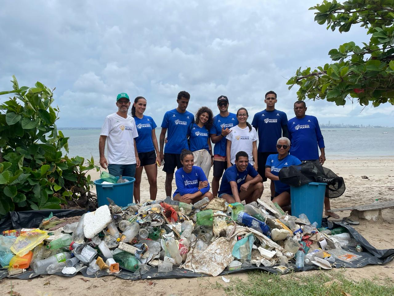 Ação do Projeto Mares retira 130kg de lixo do mar e da praia em Itaparica