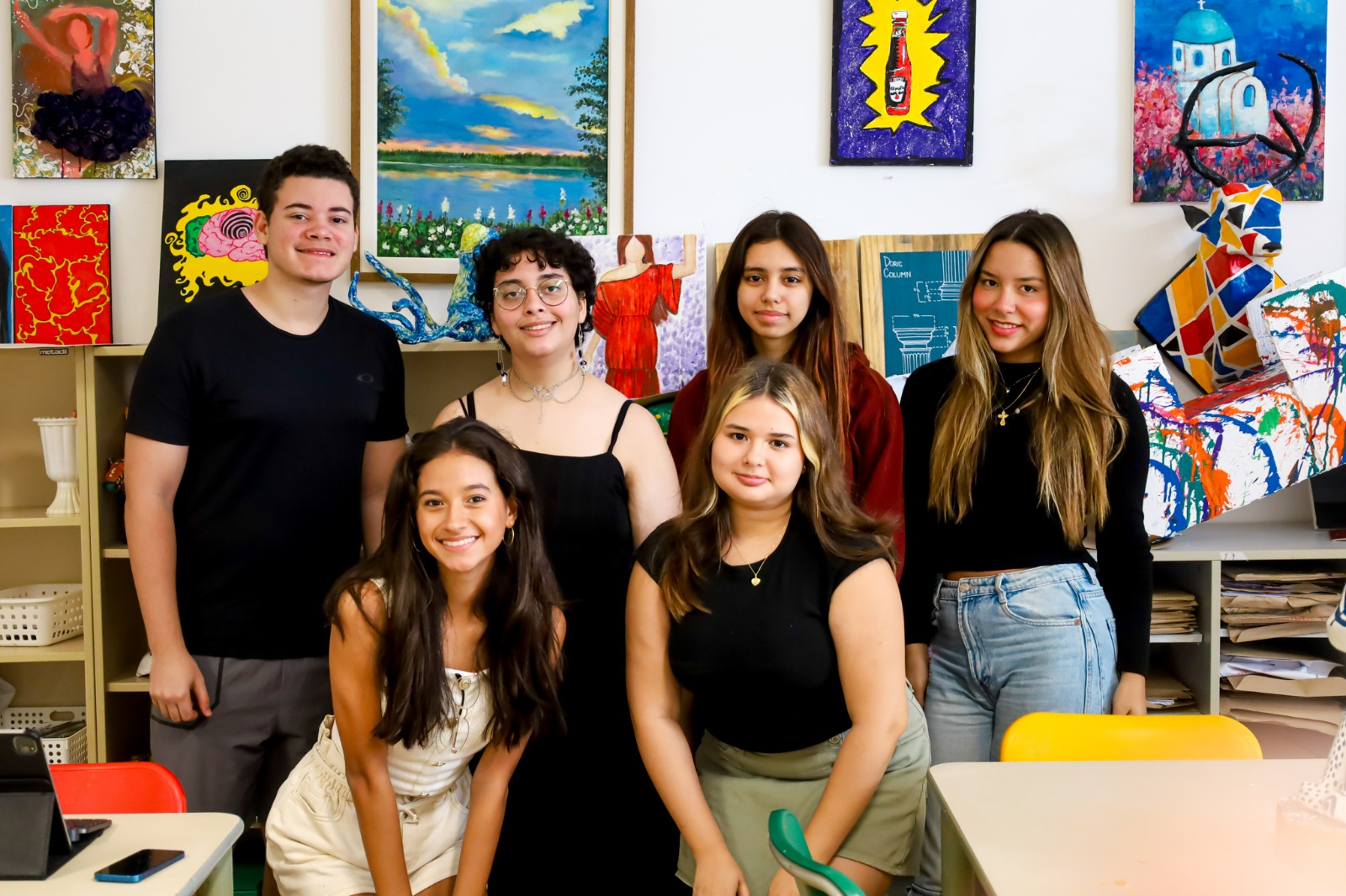 Estudantes de Escola de Salvador realizam exposição gratuita que explora a interseção entre a vida, o tempo e o espaço