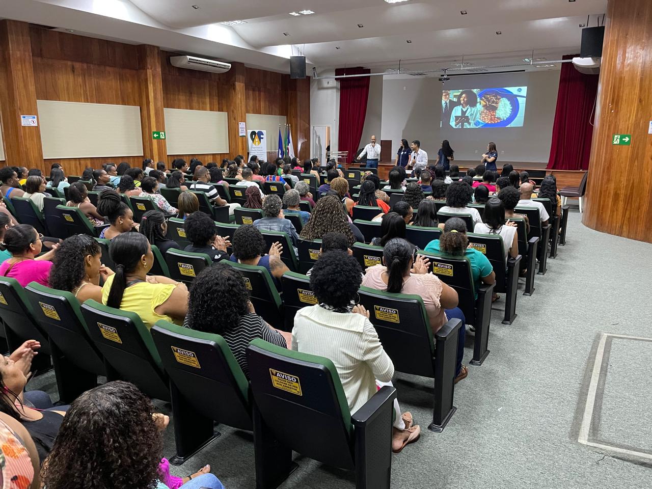 Trabalho seguro e técnicas de manipulação de alimentos são abordados em capacitação das merendeiras da Rede Municipal de Salvador