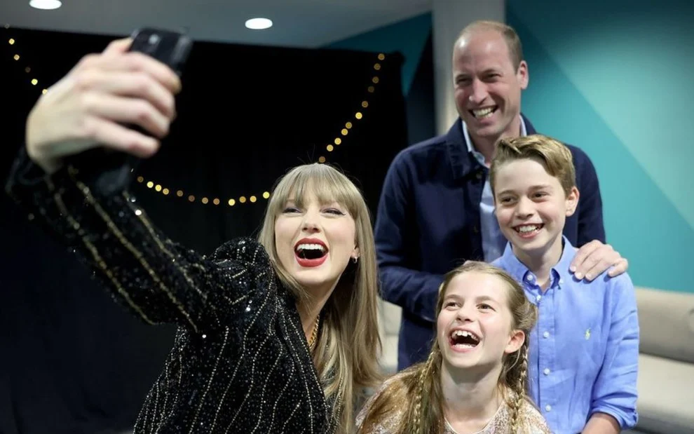 Príncipe William comemora aniversário em show de Taylor Swift e viraliza