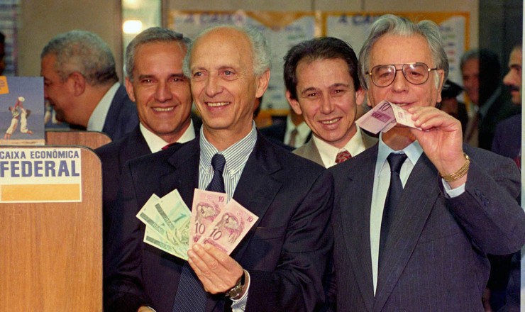 Há trinta anos, o Plano Real salvava a economia brasileira e elegia FHC