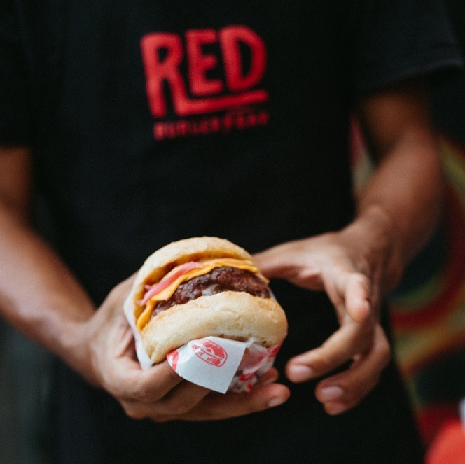 RED Burger ECO Square celebra aniversário com roda de samba no Rio Vermelho