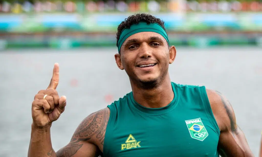 Isaquias Queiroz será porta-bandeira do Brasil nas Olimpíadas de Paris