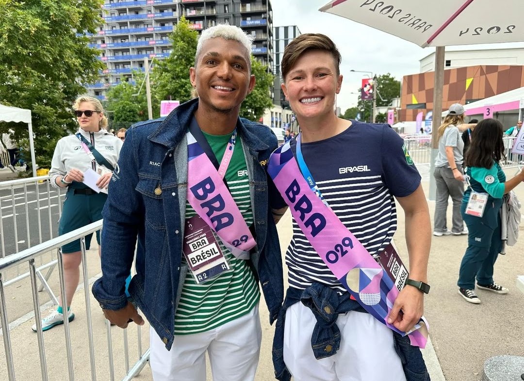 Isaquias Queiroz e Raquel Kochhann levantam bandeira do Brasil na abertura dos jogos de Paris 2024